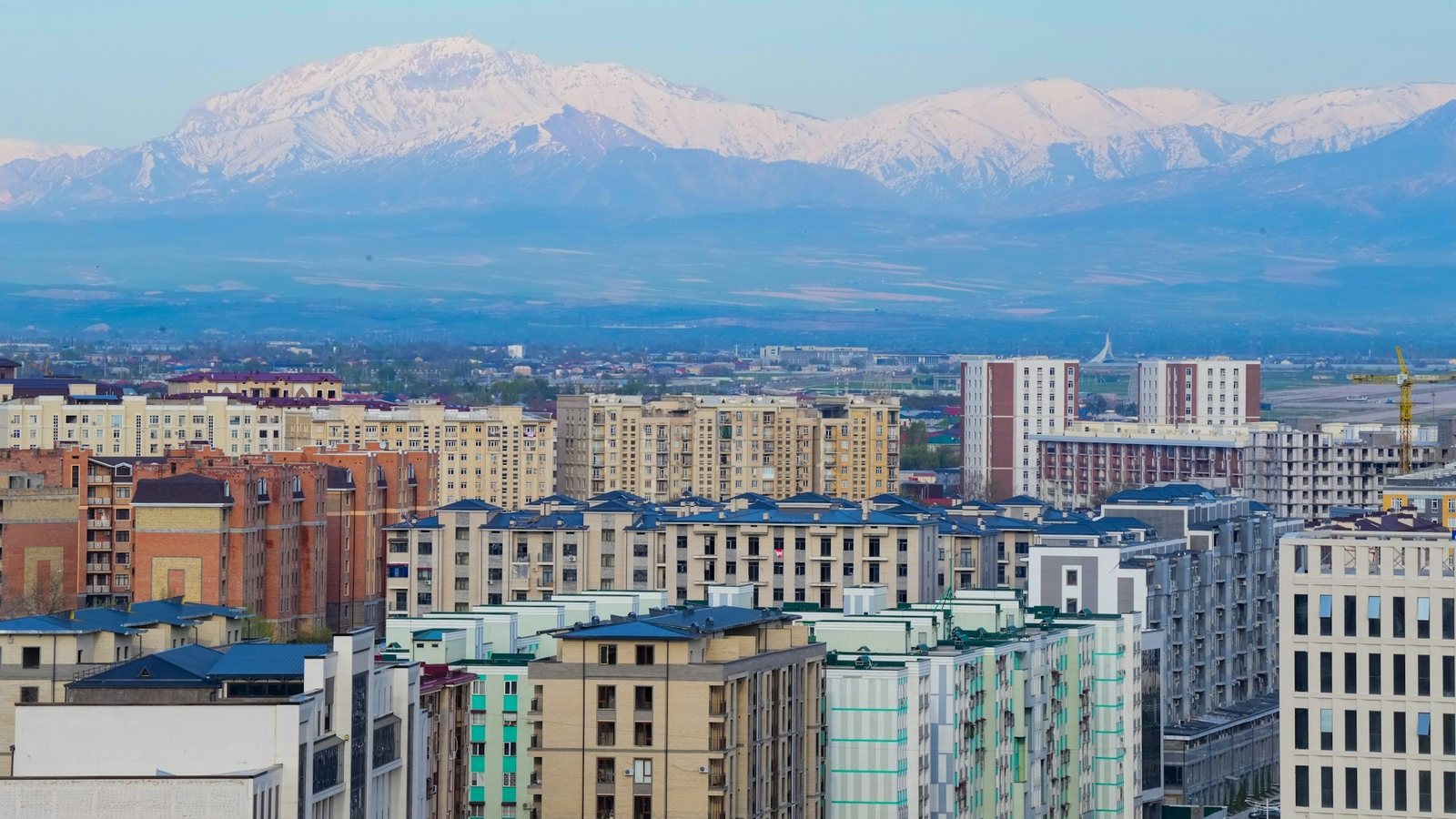 Городской пейзаж Ташкента на фоне гор