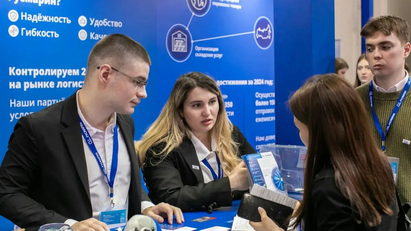 Деловые посетители на выставке в Центральной Азии